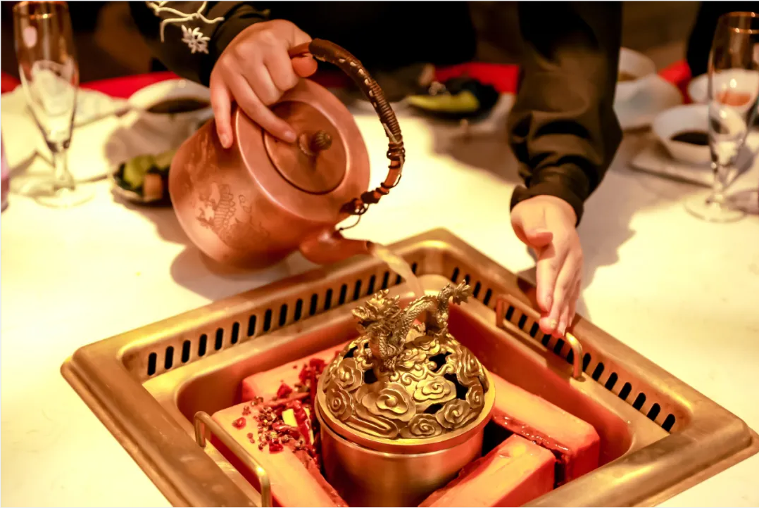 火鍋“新物種”強(qiáng)勢(shì)崛起！“發(fā)酵鍋底”正在升級(jí)火鍋賽道